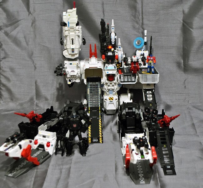 Image Of Custom Generations G1 Metroplex With Deluxe Scale Scamper  (1 of 12)